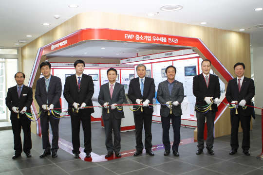 장주옥 한국동서발전 사장 등 동서발전 및 중소기업 관계자들이 기념촬영을 하고 있다.  한국동서발전 제공